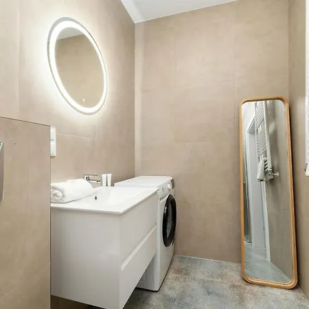 Stylish In The Center Of By Renters Апартаменты